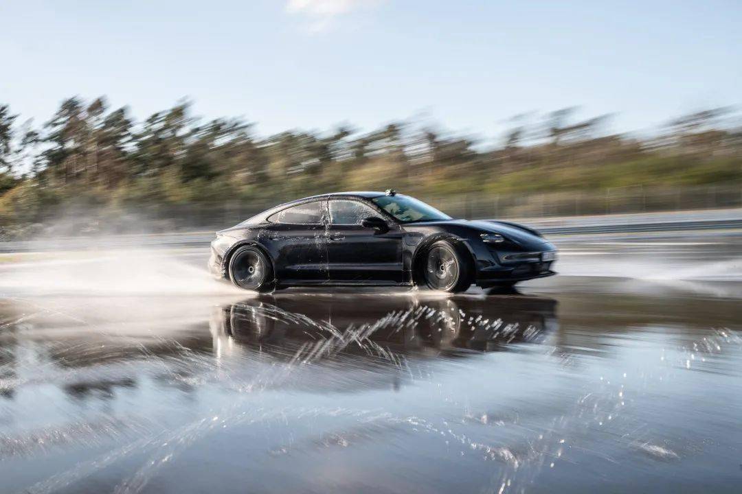 "当关闭驾驶稳定系统时,驾驶保时捷电动车进行漂移是非常容易的,尤其