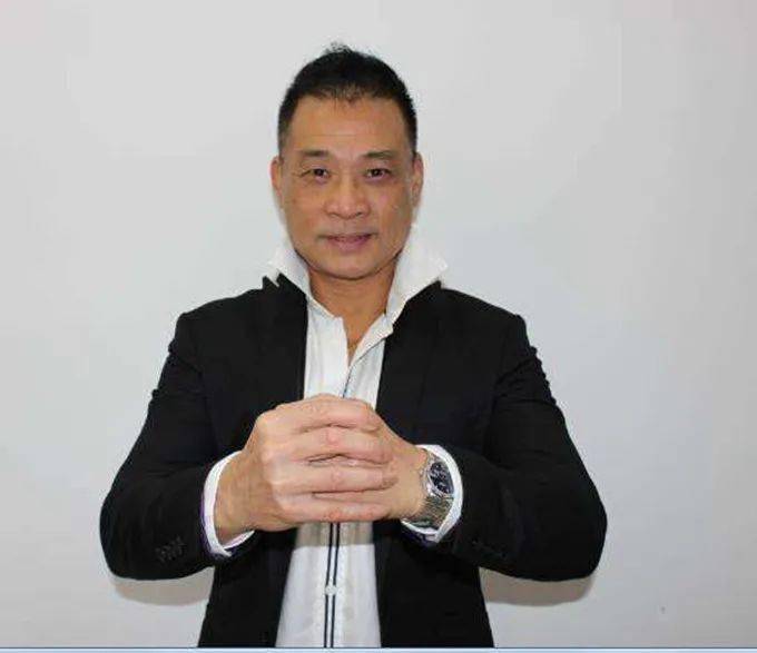 64岁香港功夫明星郑家生接受专访头发花白略显老承认体力变差演打戏