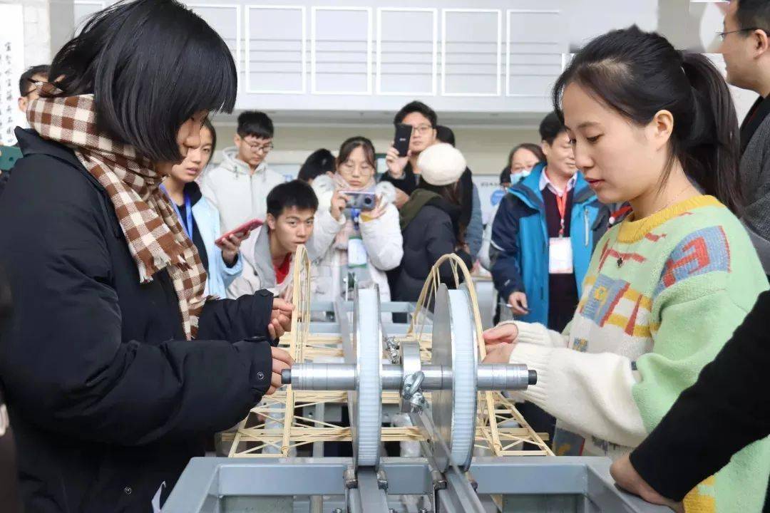 创新有妙招!看结构设计大赛上"桥梁承重"大比拼