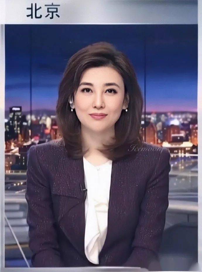 是海峡两岸的主持人听说很多中年人每晚准时看这节目就是为了她离子