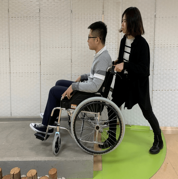 科普知识轮椅上下台阶小技巧