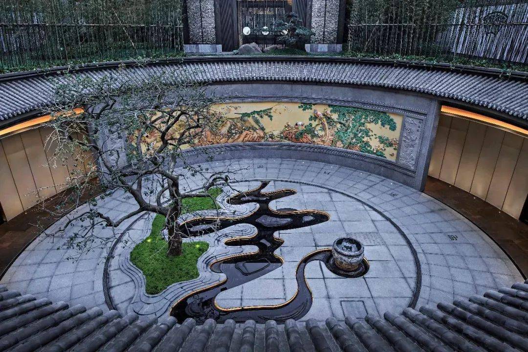 圆形屋檐由外而内设计,售楼处设计经常用到的四水归堂,是属于中国人