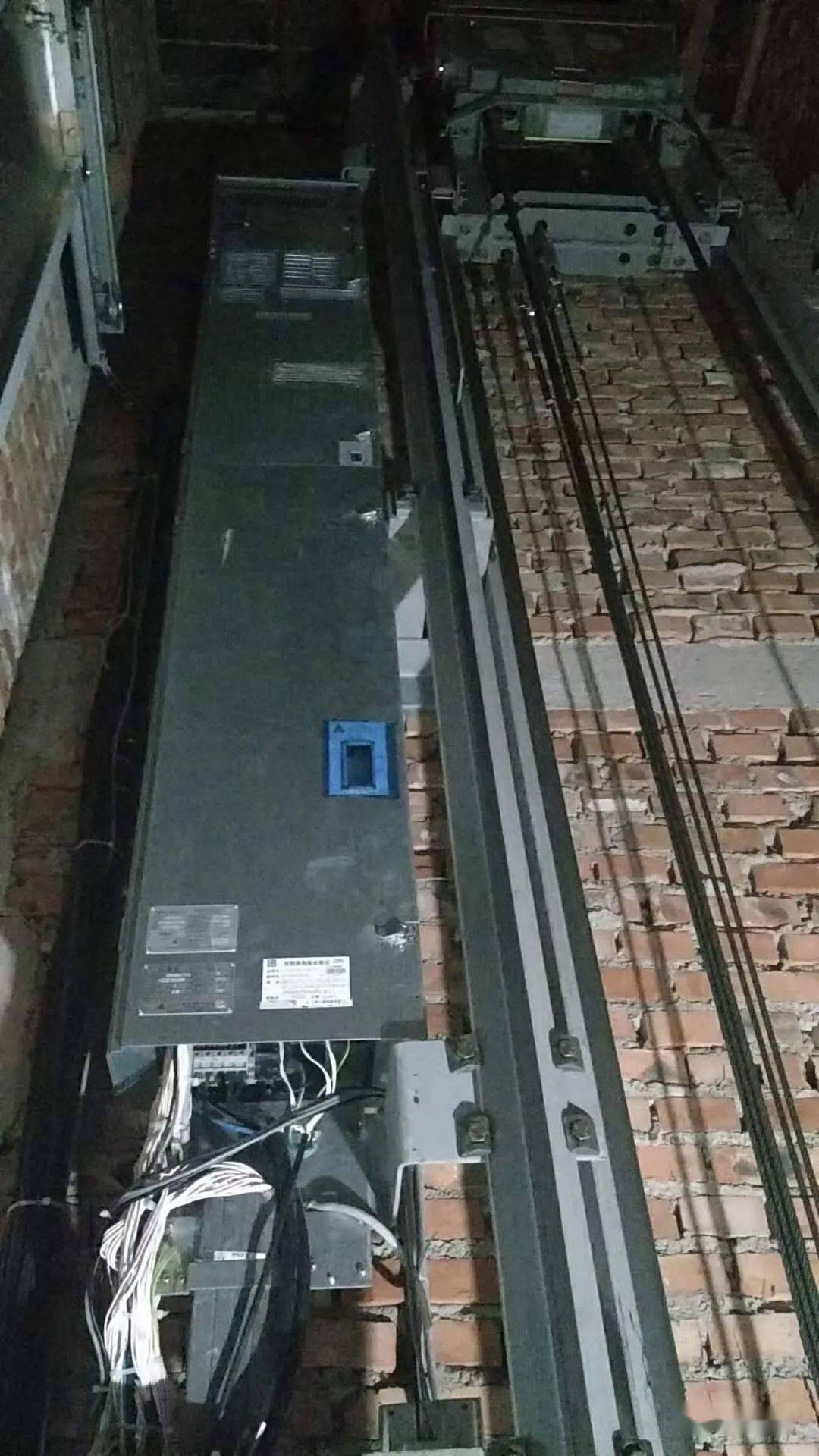 快拼轿厢了,发现对重框变形了_电梯