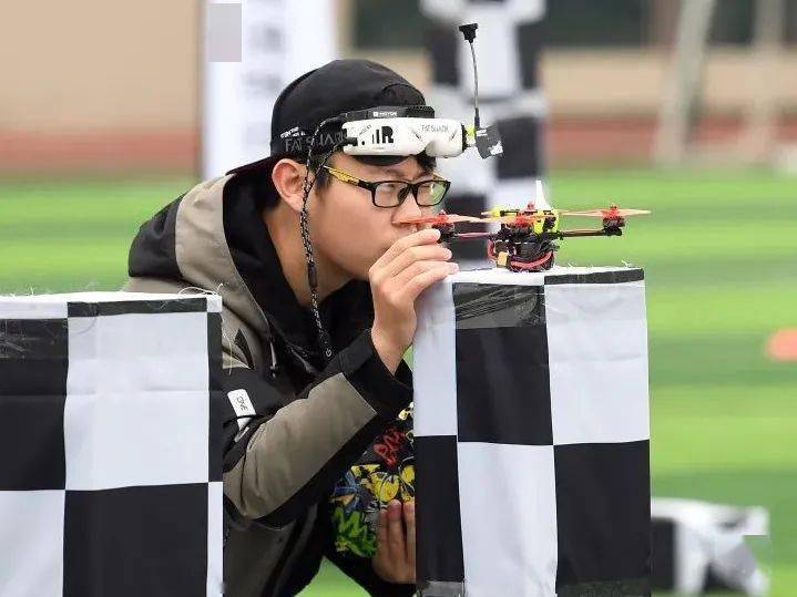 酷炫江苏省无人机竞速挑战赛在雨花精彩开赛专业飞手花式竞速空中f1