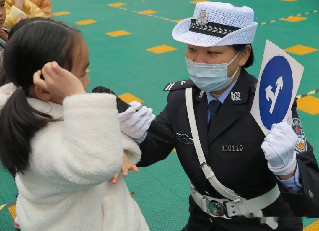 准許右方直行的車輛通行直行信號左轉彎信號 示意:准許車輛左轉彎,在