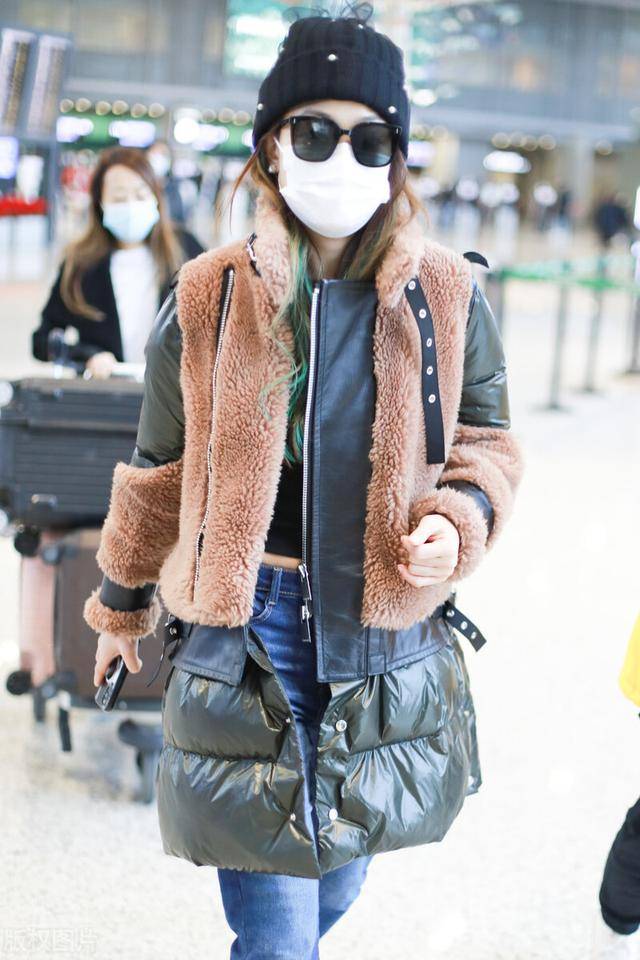 容祖儿穿拼接羽绒服现身机场挑染绿色头发让人看不懂的时尚