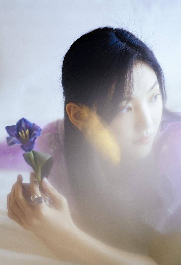 小仙女本仙!章若楠淡紫色长裙拍写真 碎花点缀浪漫清雅