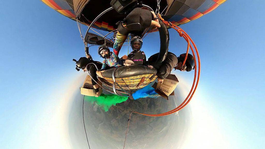 巴西新花样跳伞队员携彩色粉末从热气球跳下形成美丽彩虹