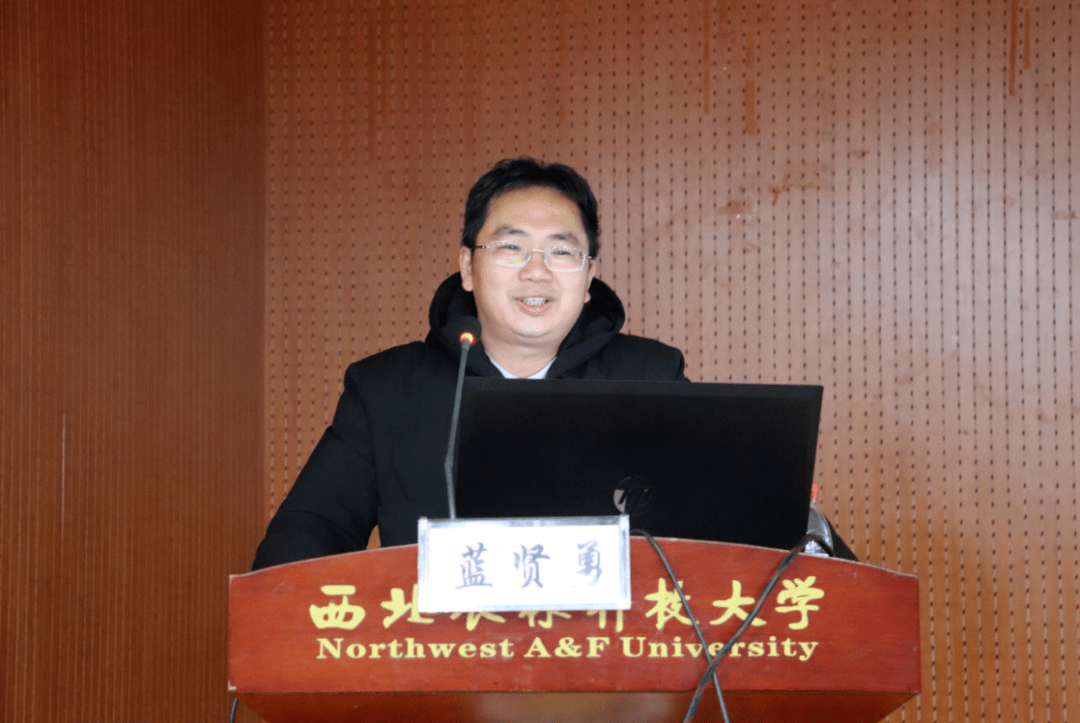 报告会由辅导员冯来顺老师主持2020 级全体新生聆听了报告蓝贤勇教授