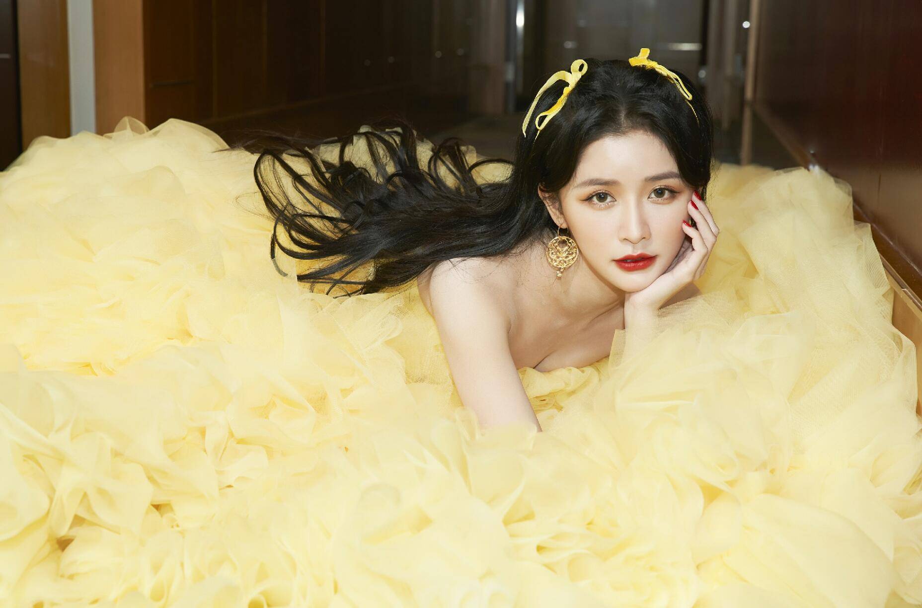 蔡卓宜现身cosmo盛典 淡黄的长裙凸显甜姐魅力