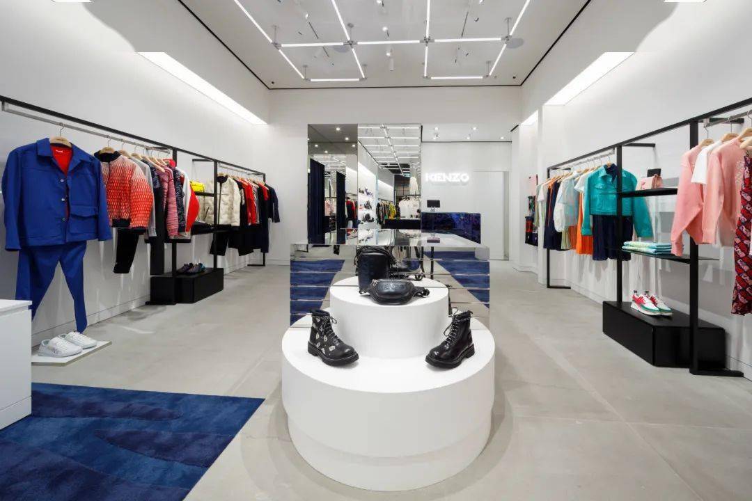 亮眼的灯箱之上kenzo全新logo焕新呈现打造极具现代化的店铺外观彰显