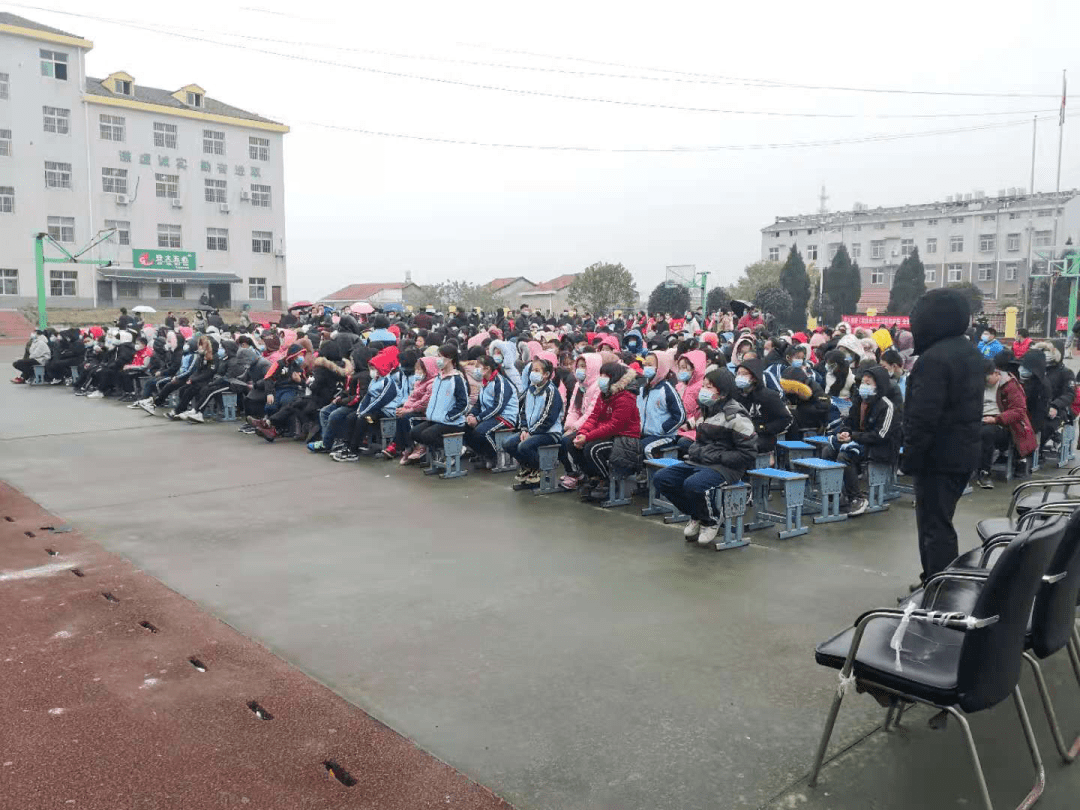 平安创建颂法治除黑恶创平安平安法治文艺汇演走进回龙山镇