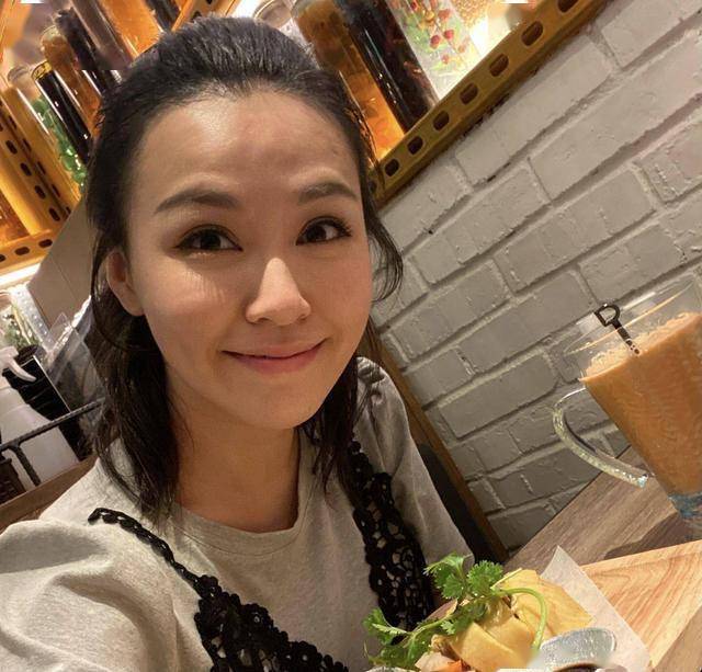 tvb小花黄颖君工作中过生日直言感激曾为帮补家计打5份工