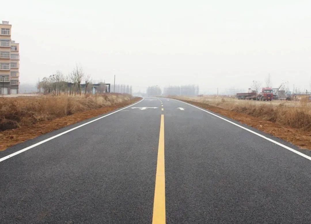 4公里,按照三级公路标准建设,路面宽 8 米,沥青路面,完成投