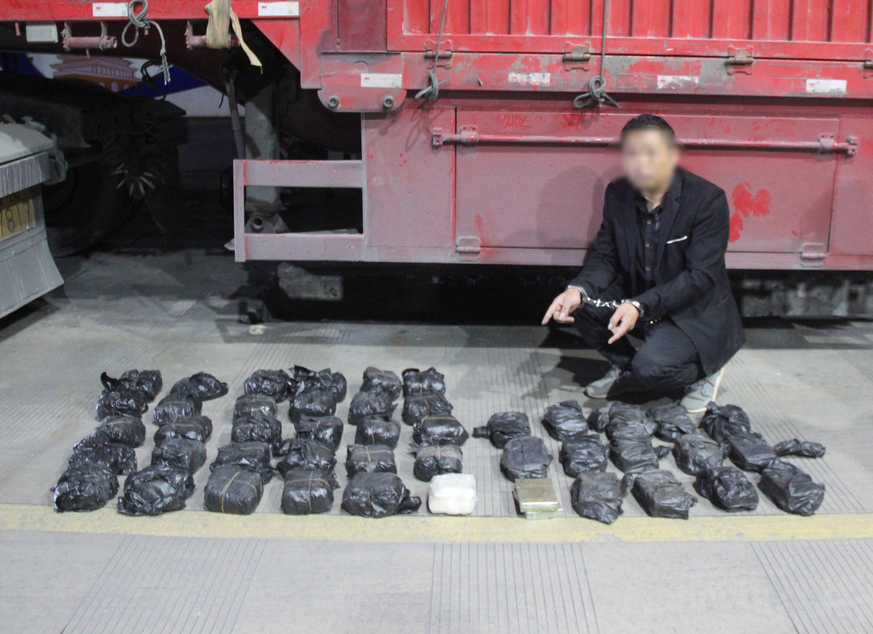 云南破获一起特大毒品案 香蕉挂车内缴毒近30千克