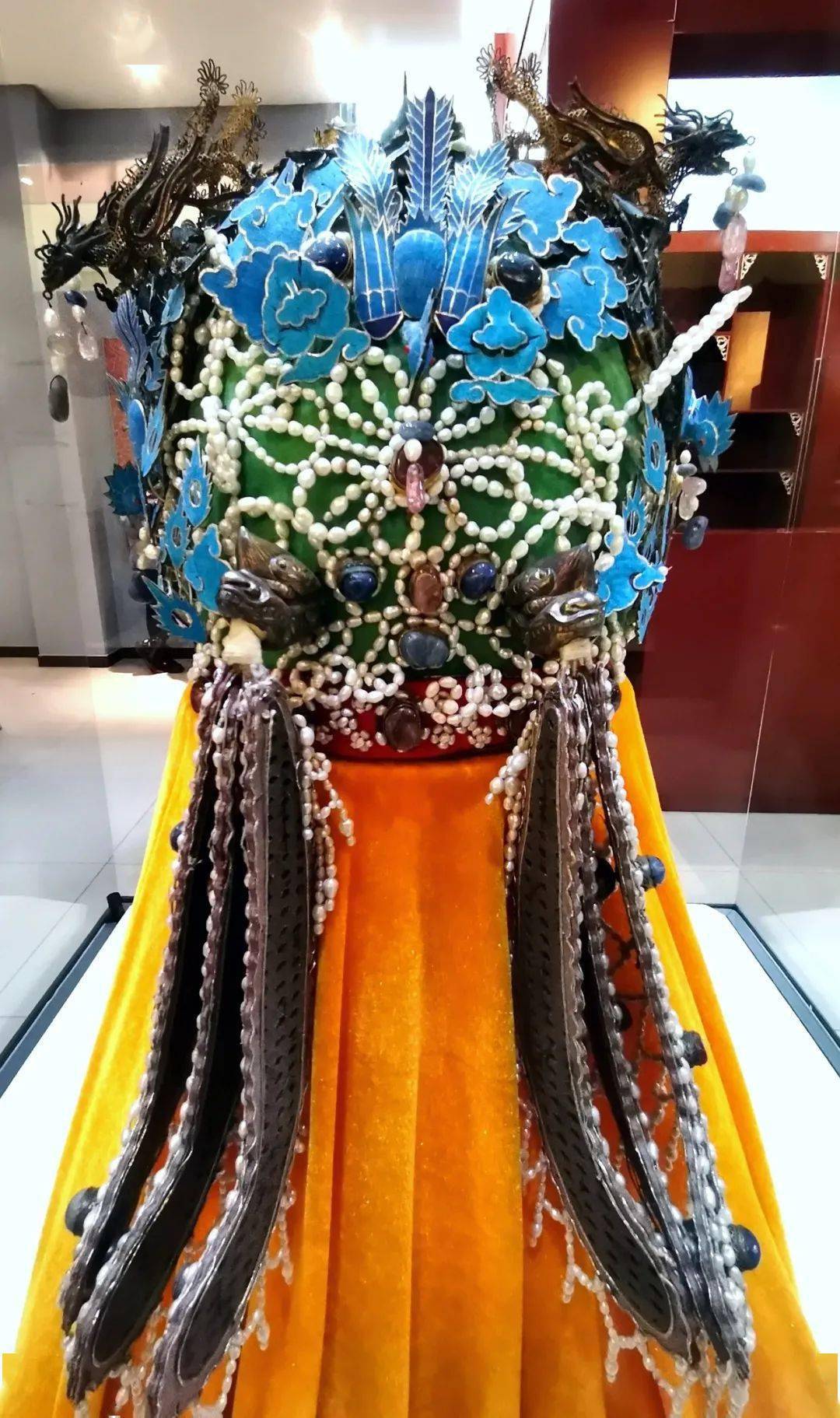 左:九龙九凤冠背面图右:九龙九凤冠正面图玉镇圭&玉佩饰展厅内还有