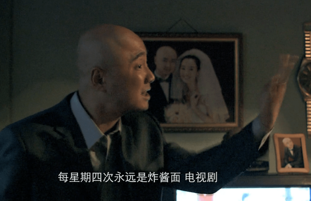 他不满的,都是一些鸡毛蒜皮的小事:妻子总爱做炸酱面,总爱穿他最讨厌
