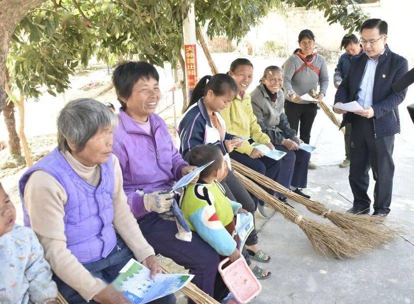 廣西東融產業園到信都鎮北源村開展脫貧感黨恩奮進新起點主題活動