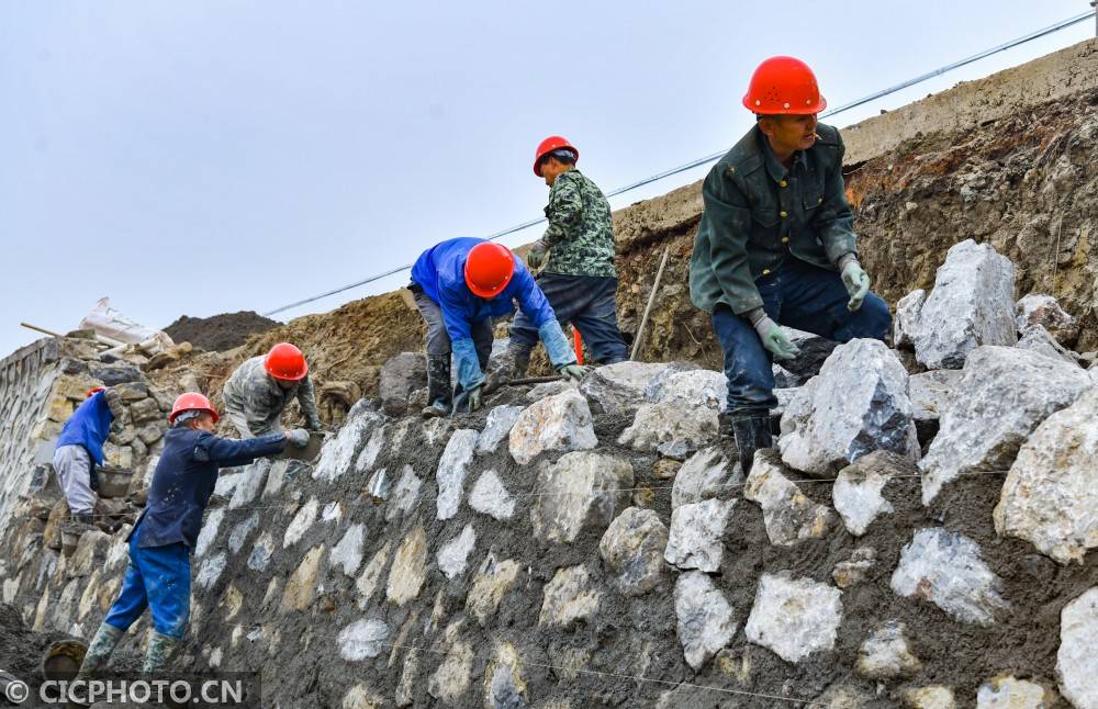 12月2日,湖南省衡阳市常宁市柏坊镇袁益村,施工人员在改扩建灌溉渠道