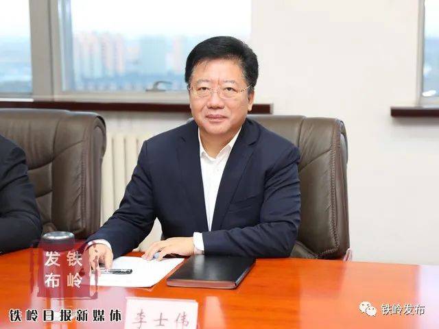 李士伟参加所在党支部学习党的十九届五中全会精神专题会