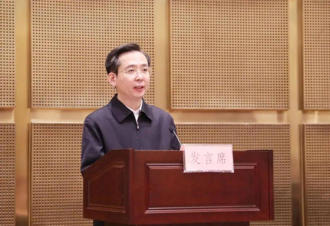 省消费者协会秘书长尹强民出席会议,省市场监管局一级巡视员朱昆峰,副