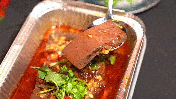 锡纸鸭血是肉眼可见的duangduang~诱人的红油和喷香的蒜蓉加入,令爽滑