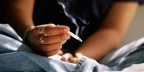 长期吸食会导致严重的精神偏执,人体处于透支状态机体免疫力下降,各