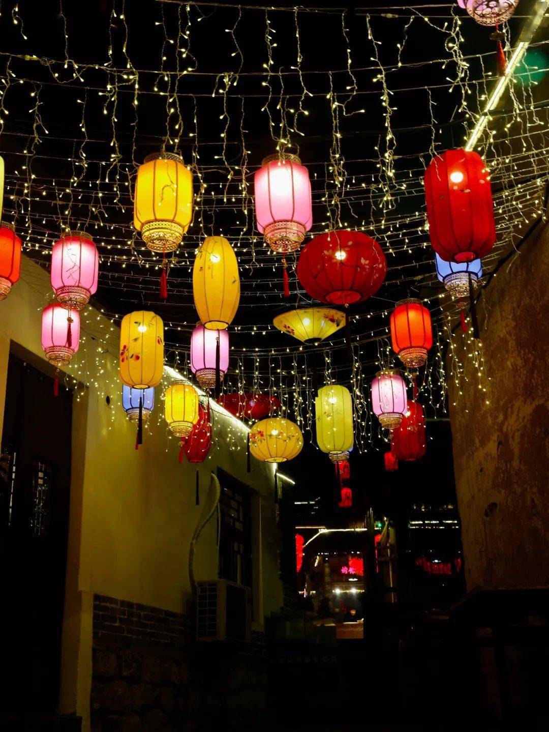 照今就先给各位客官探古驿道历史,赏非遗文化看千年铁花,逛万盏花灯