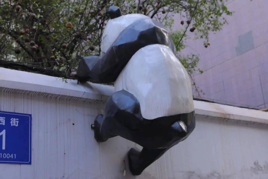也拥有同款黑色尾巴壁画上的熊猫走在成都gai头走一走再小也逃不过我