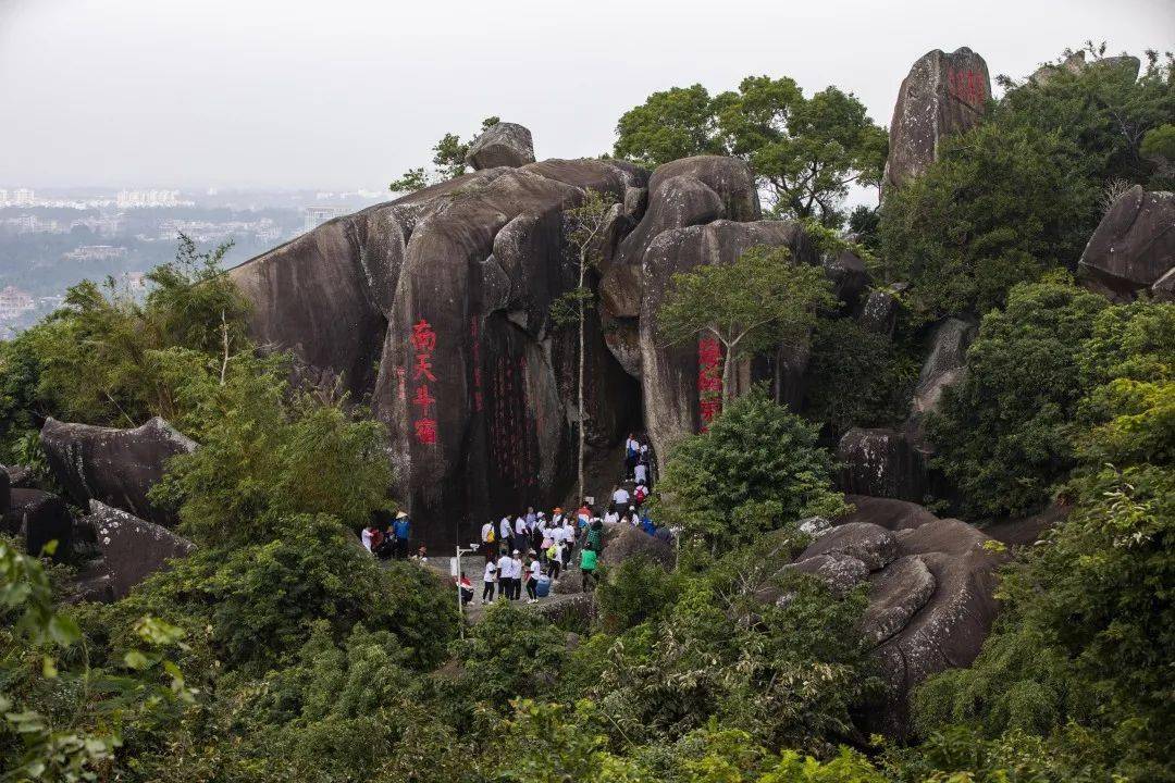 2020年万宁市全民健身登东山岭活动成功举行