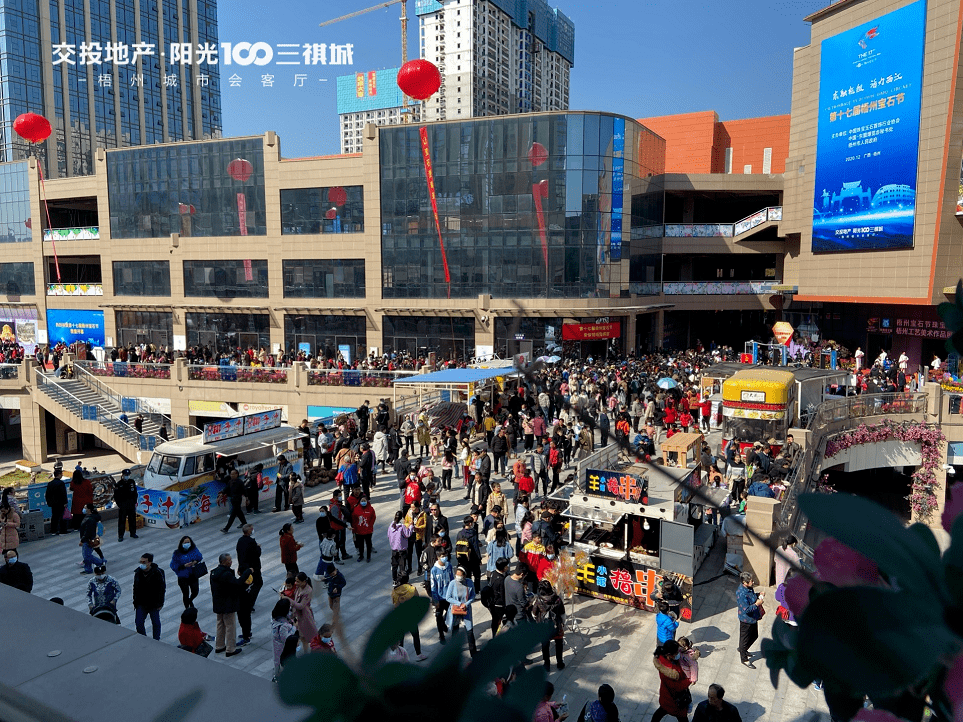 就在昨晚10万人流蜂拥而入梧州三祺城现场挤爆了