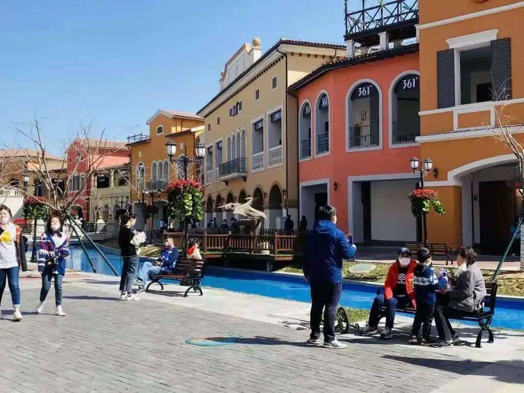 休闲购物出游在奥莱小镇轻松欢乐陪伴家人与共享生活之美