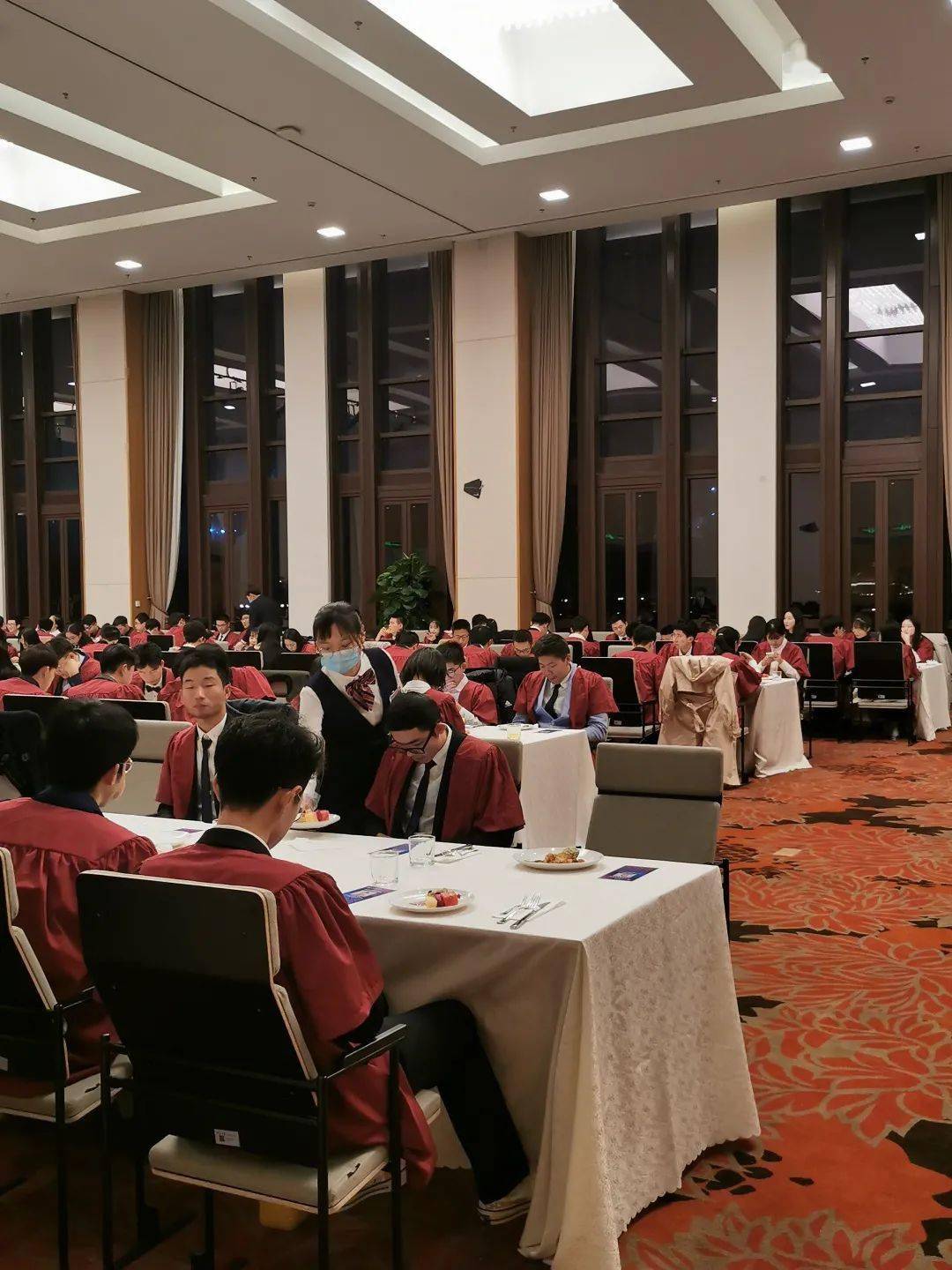 服务的绅士和淑女我校旅游管理专业学生参与浙大国际校区高桌晚宴服务