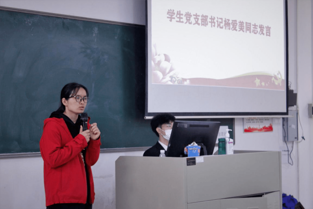 党支部书记杨爱美教育入党积极分子应积极地向培养联系人老师汇报个人