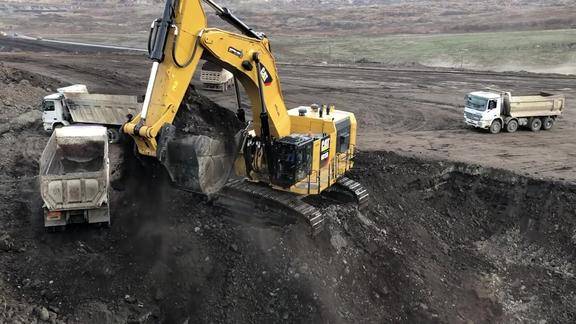 正在进行挖煤作业的卡特6015b型挖掘机