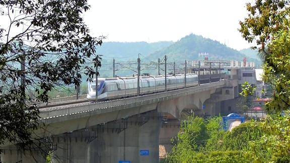 实拍长株潭城际铁路长沙尖山麓谷站crh列车大约40分钟一班车