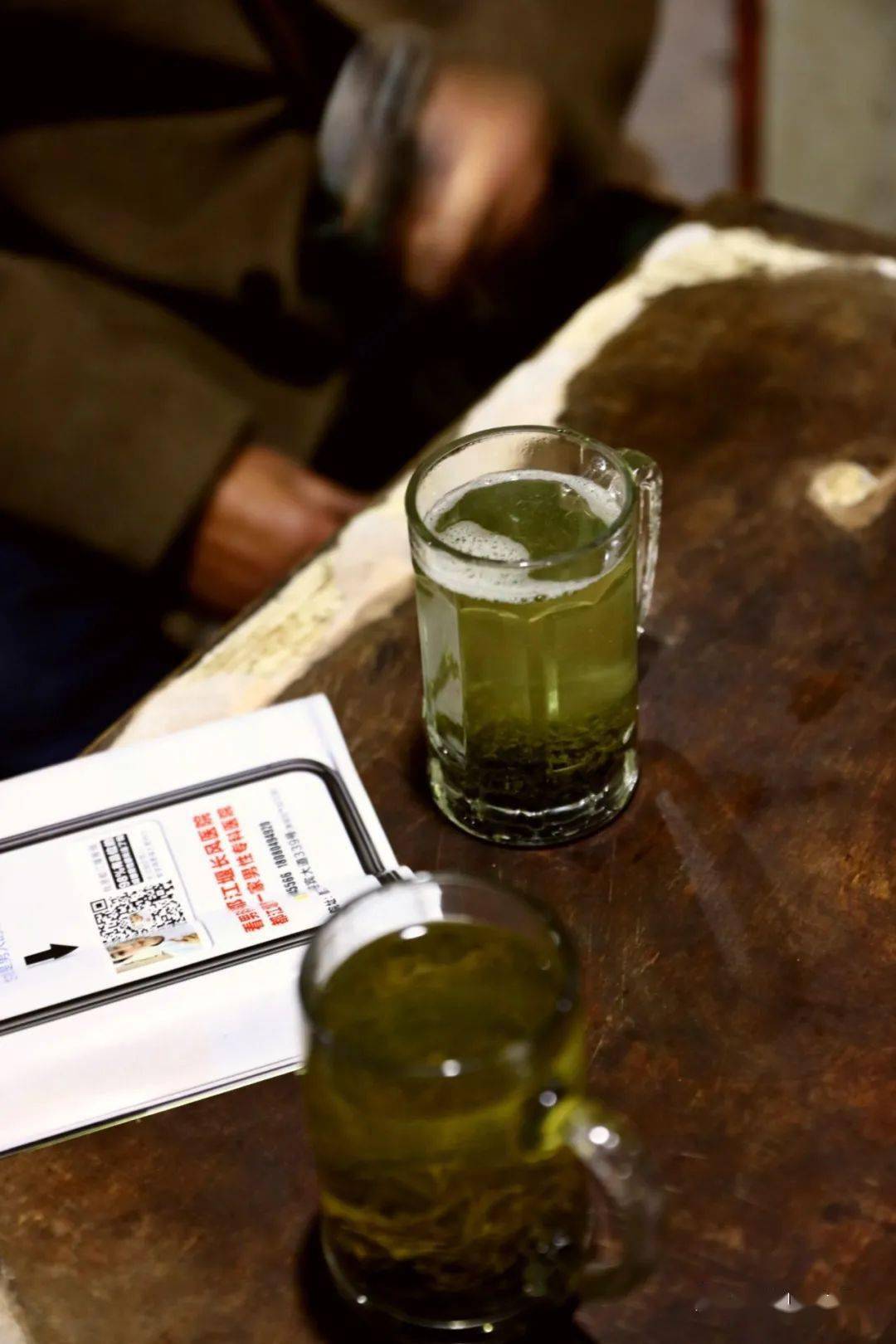 竹靠椅小方桌盖碗茶走去都江堰泡老茶馆