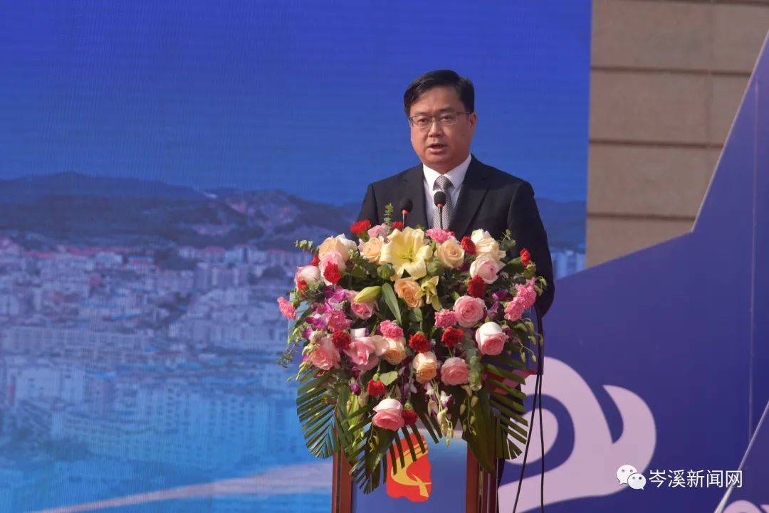 开幕式上,岑溪市承龙石材板材加工项目,岑溪西骏年产3000吨稀土金属及