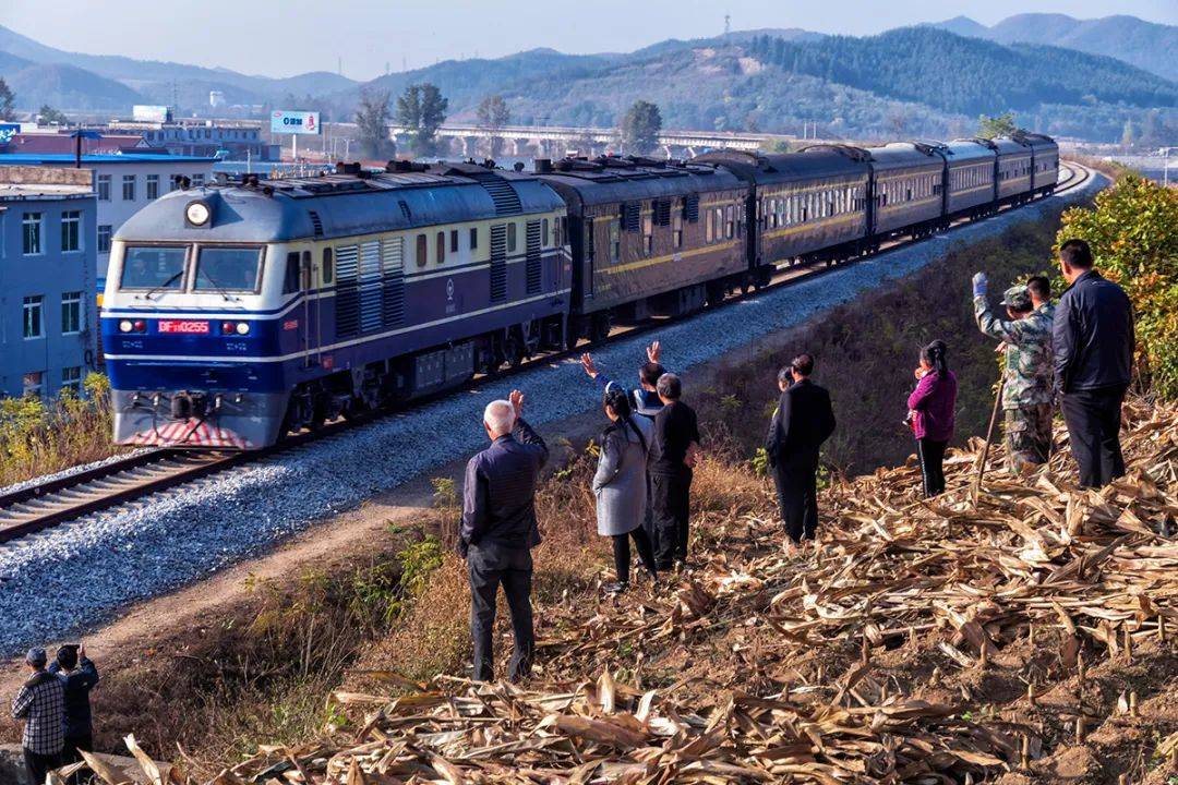 戏走进山村》王国军《年年有鱼》徐伟浩 《太子河雾淞》金东《传佳音
