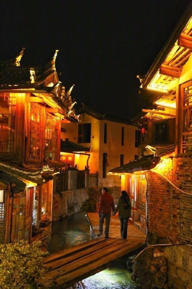 束河古镇小河边夜晚,岁月静好的真实写照