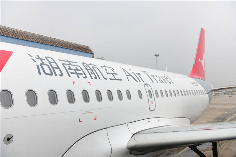 长沙黄花国际机场举行过水门仪式 迎接首架湖南航空涂装飞机