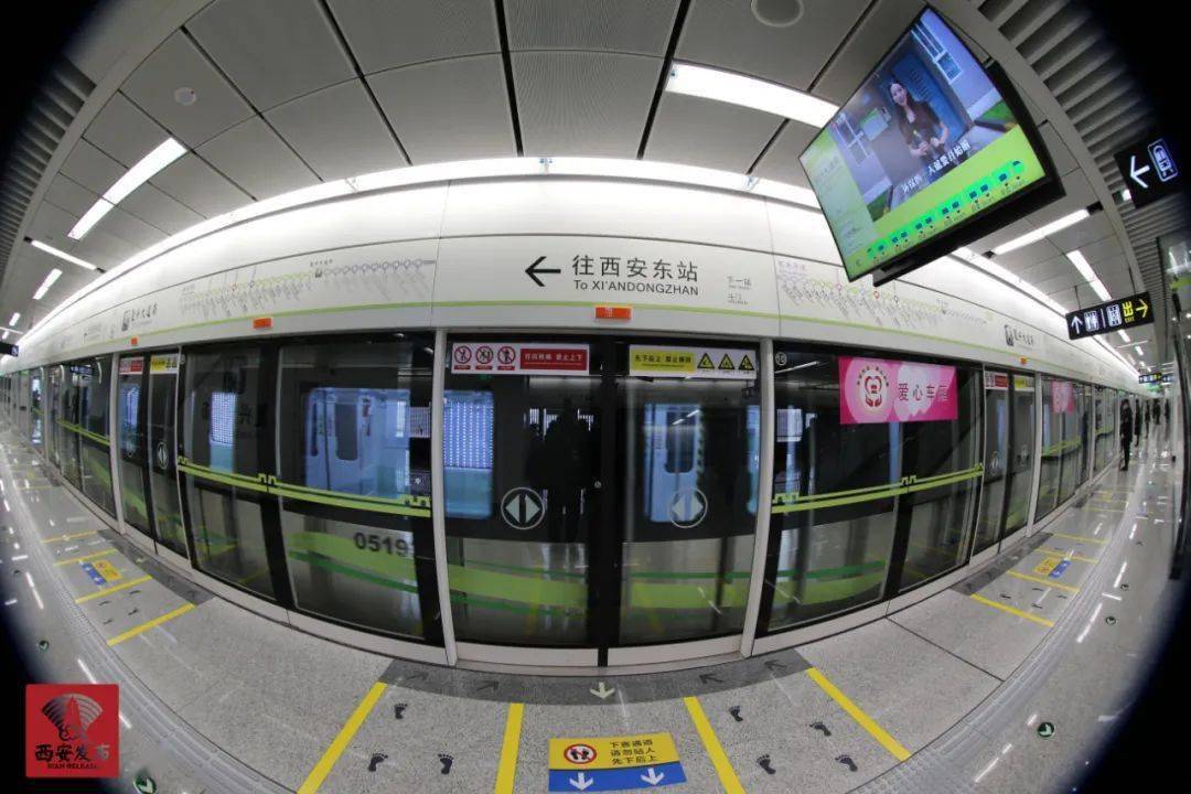 地铁5号线创新港站位于思源环南路与西梧桐路的交界处,与西安交通大学