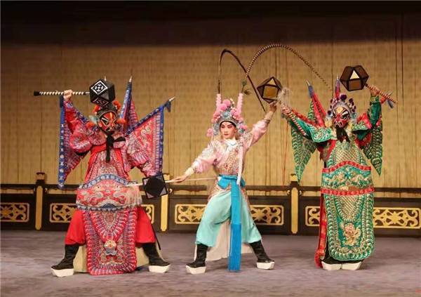 上海首个京剧本科班亮相舞台,平均年龄不到14岁