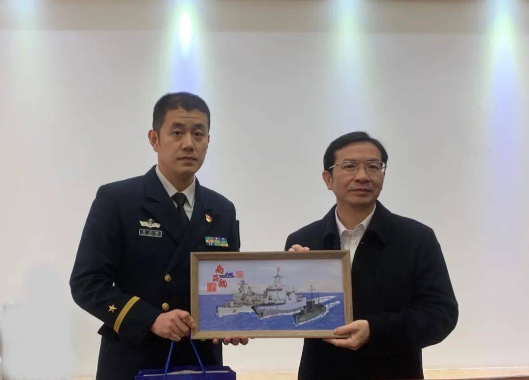 参加我局与海军南昌舰第三届厨艺交流活动的南昌舰带队军官拜会黄喜忠
