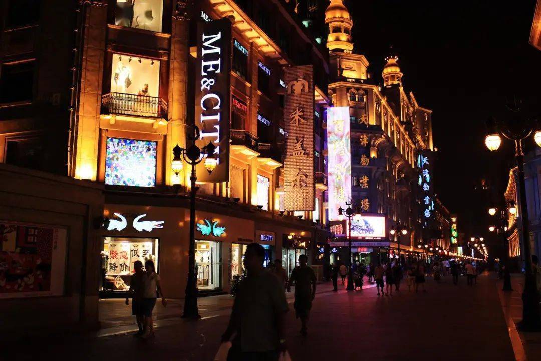 天津滨江道步行街天津是北方的重要时尚阵地之一,亦是新中国成立以来