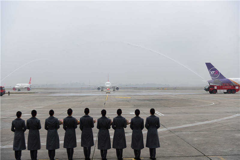 长沙黄花国际机场举行"过水门"仪式 迎接首架湖南航空涂装飞机