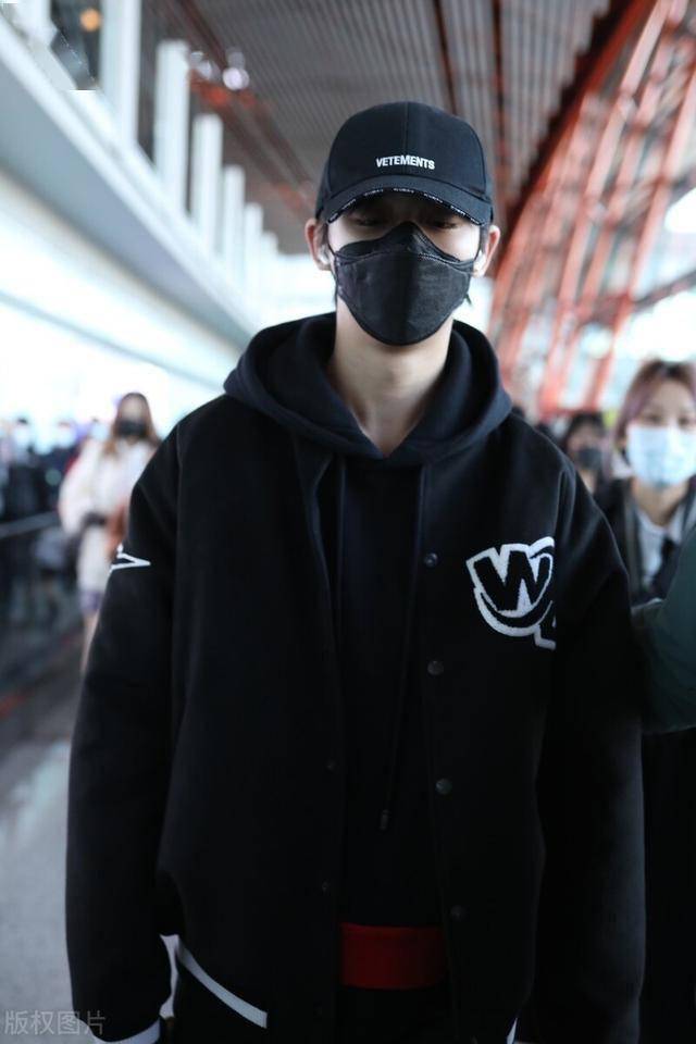 丁程鑫一袭黑色连帽卫衣现身机场头戴棒球帽难以掩盖疲惫