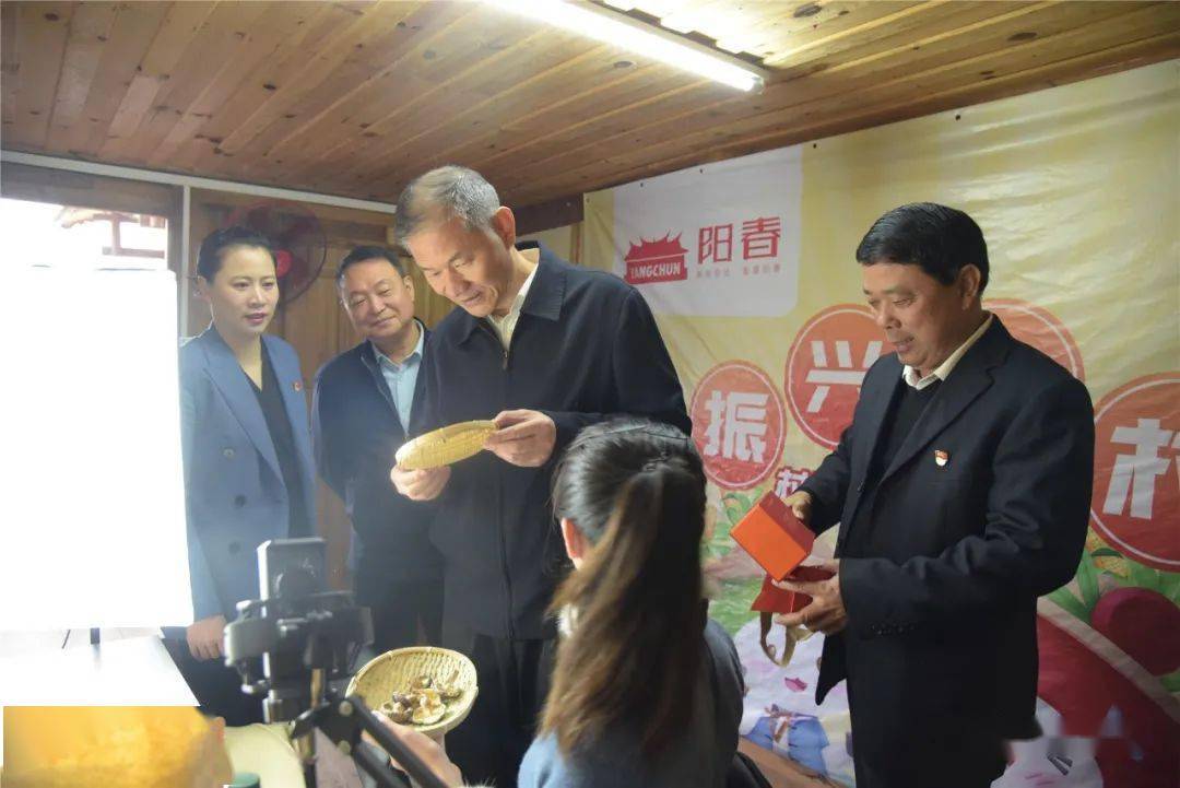 在吴山镇阳春村,林兴禄了解阳春村发展情况,对阳春村打造的"智慧阳春"