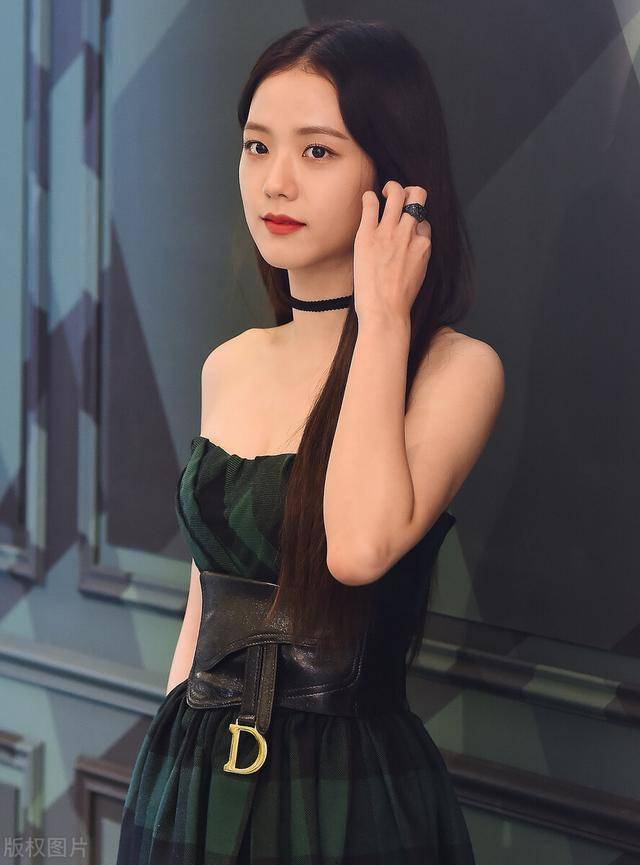 金智秀,一袭裙子亮相 气质真的让人羡慕