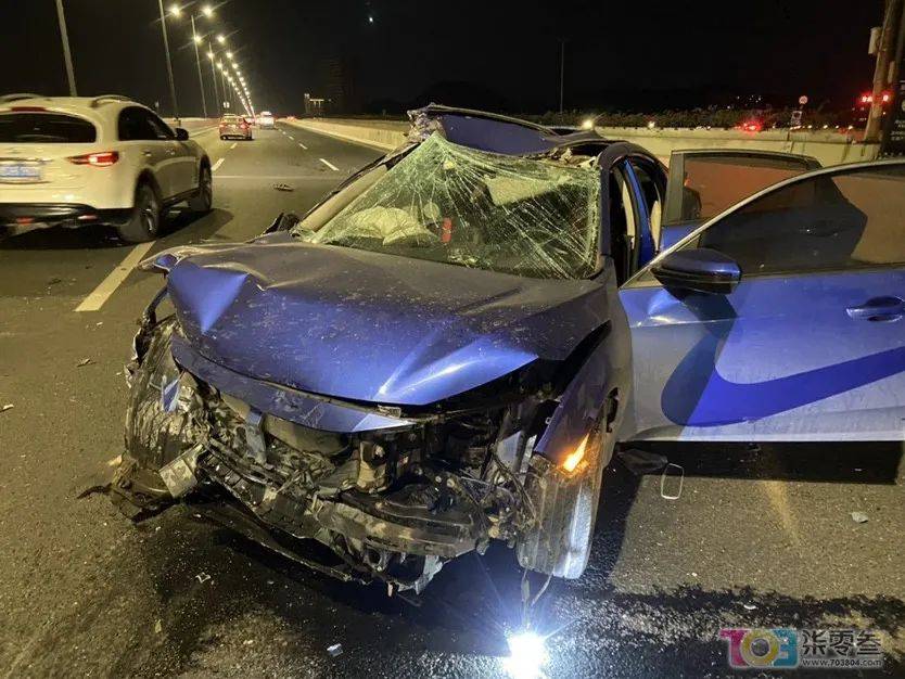 瓯海大道高架东往西方向动车南站下口处发生一起三车相撞的交通事故